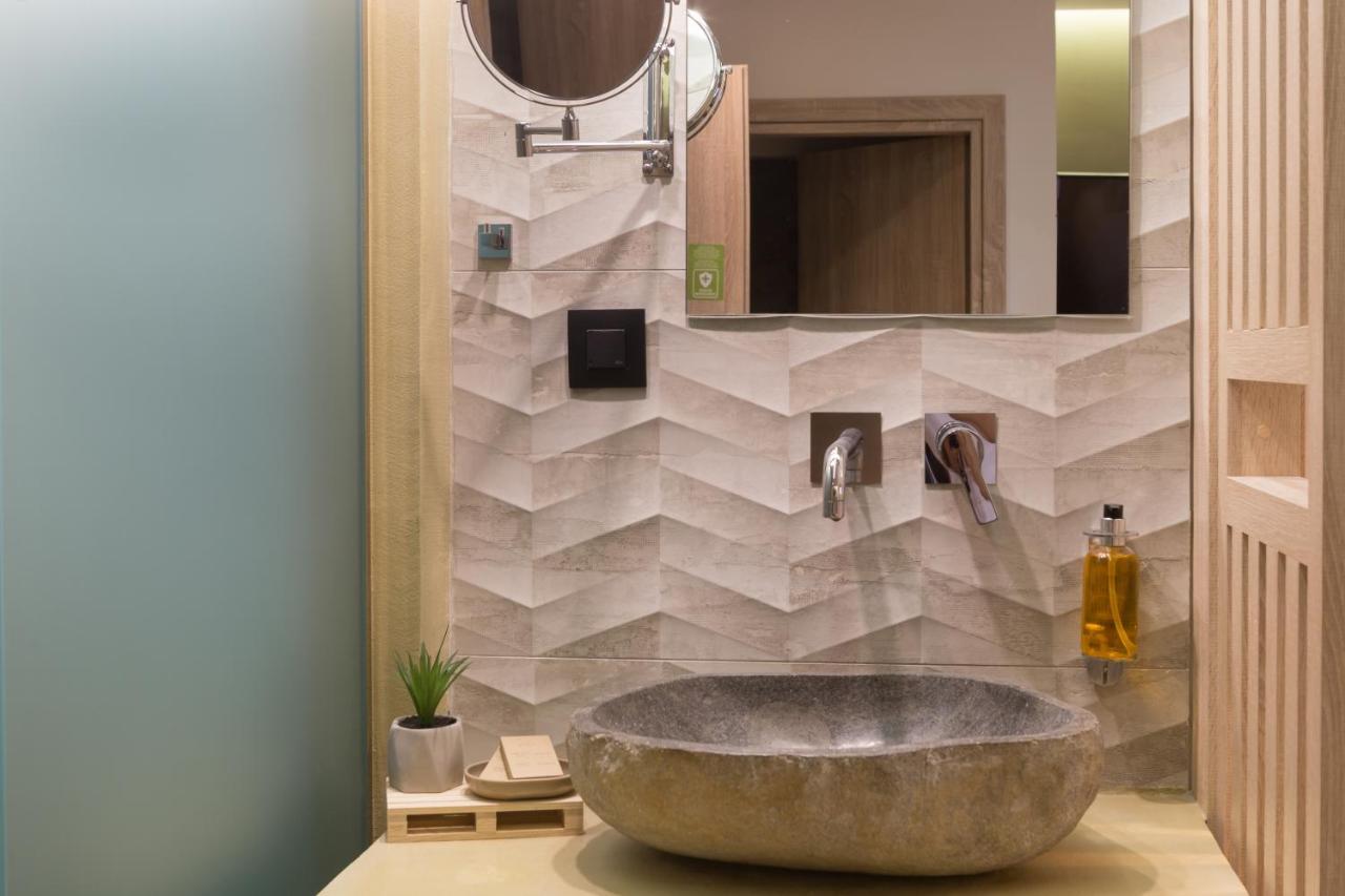 C Suites 罗希姆诺 外观 照片